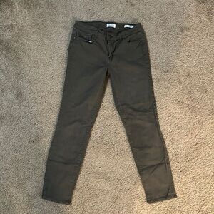 MID rise crop pants, skinny. Green in color.